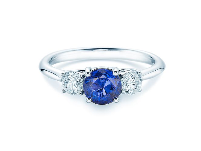 Hovedbilde Hvittgull ring med safir og diamanter