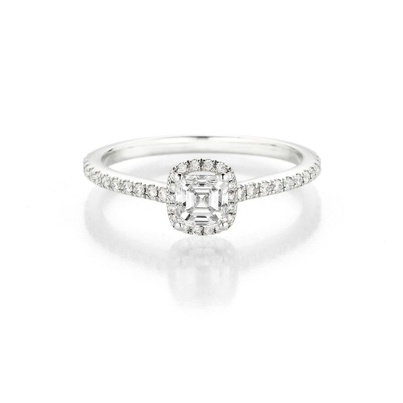 Hvittgull rosettring med cushion-cut diamant