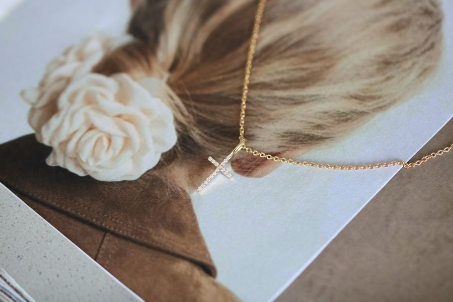 Symbols Kors Diamant Anheng - 18kt Gult Gull